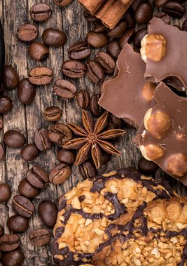 çikolata ve kahve fasulye koyu ahşap zemin üzerine adet kurabiye