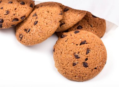 Beyaz arka plan üzerinde izole Çerezler çikolata cips 