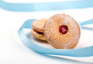 reçel ve beyaz arka plan üzerinde izole mavi şerit ile tanımlama