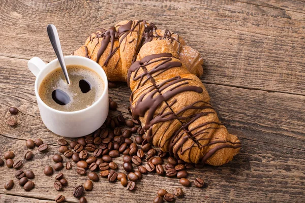 Tazza Caffè Croissant Con Chicchi Caffè Sul Tavolo Legno — Foto Stock