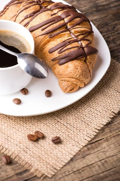 Tallrik Med Kaffekoppen Och Croissant Träbord — Stockfoto