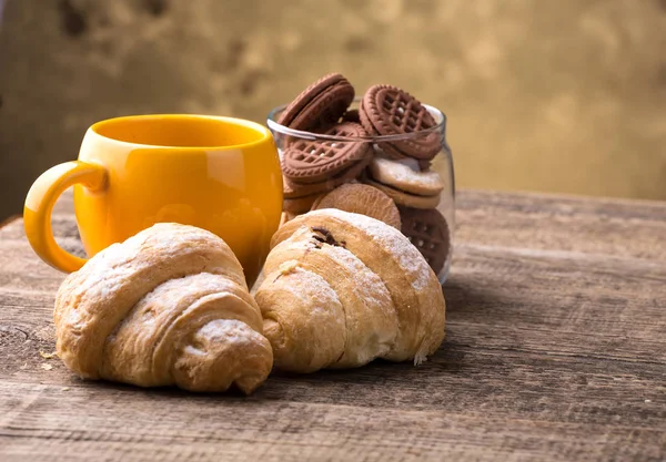 Croissant Con Biscotti Sul Tavolo Legno — Foto Stock