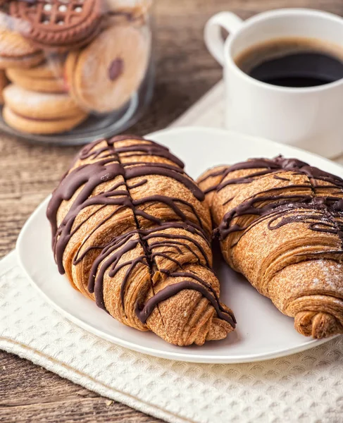 Colazione Con Biscotti Caffè Croissant Sul Tavolo Legno — Foto Stock