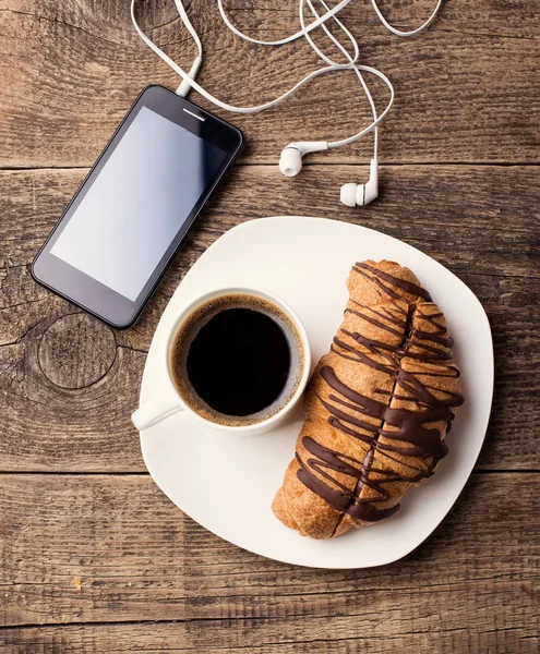 Tallrik Med Kaffekoppen Och Croissanter Med Smartphone Och Hörlurar Woodentable — Stockfoto