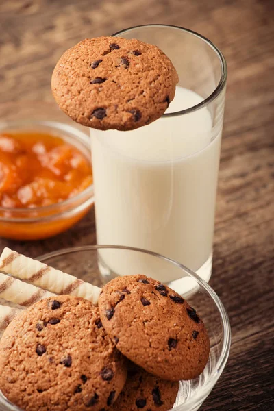 Glas Milch Mit Keksen Und Marmelade Schüsseln Auf Holzgrund — Stockfoto