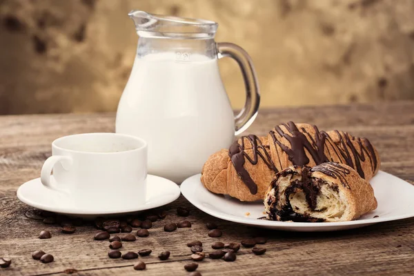 Colazione Con Caffè Latte Con Croissant Sul Tavolo Legno — Foto Stock