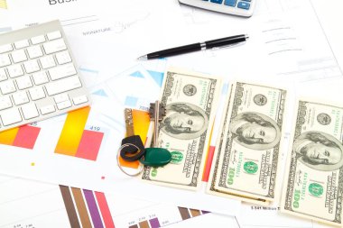 Belge ve tuşları ile para ve masa üstünde bilgisayar, iş başa kavramı 