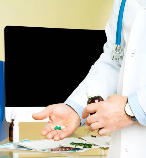 Szczelnie Góry Ręce Lekarz Trzymając Tabletek Butelki Pracy Tle — Zdjęcie stockowe