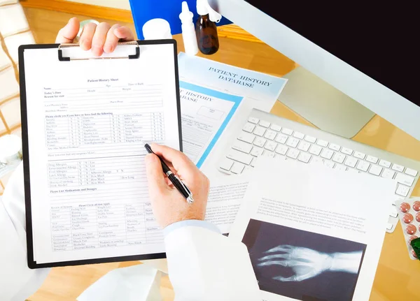 Dokter Recept Patiëntgegevens Geschiedenis Schrijven Tijdens Vergadering Werkplek — Stockfoto