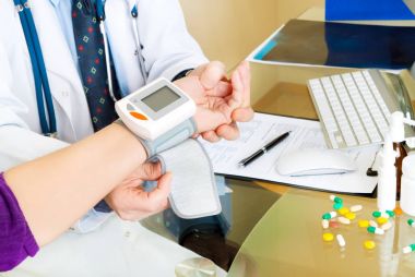 Kan basıncı kabin içinde hastanın nabzı kontrol ölçme ile erkek doktor 