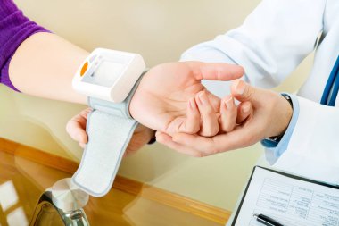 Kan basıncı kabin içinde hastanın nabzı kontrol ölçme ile erkek doktor 