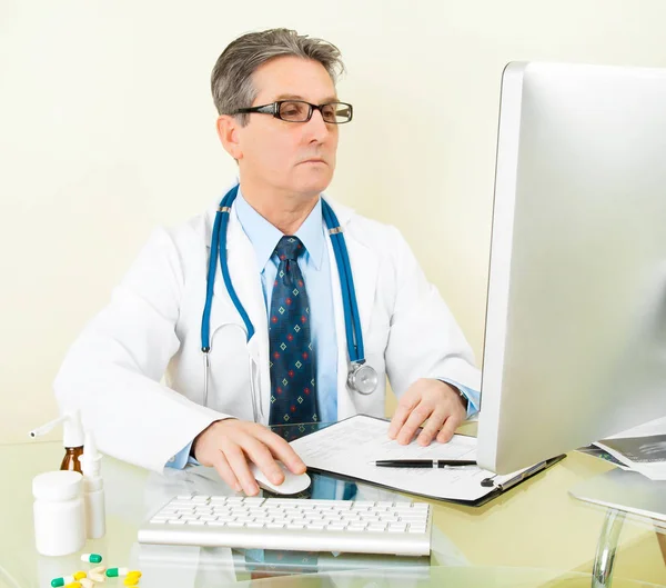 Lekarz Praca Przy Komputerze Siedząc Miejscu Pracy — Zdjęcie stockowe