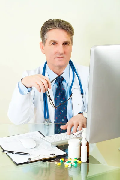 Lekarz Praca Przy Komputerze Siedząc Miejscu Pracy — Zdjęcie stockowe