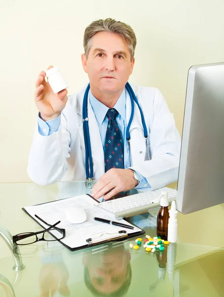 Médico Masculino Segurando Garrafa Pílulas Mão — Fotografia de Stock