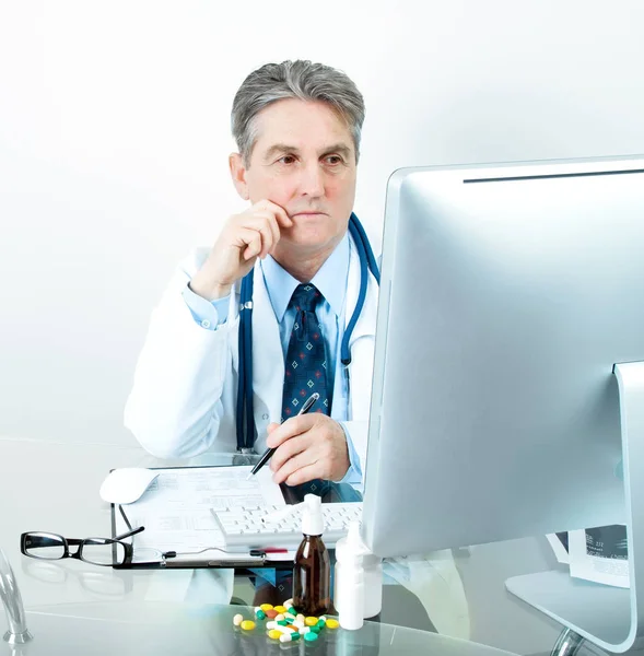 Medico Che Lavora Computer Mentre Seduto Sul Posto Lavoro — Foto Stock