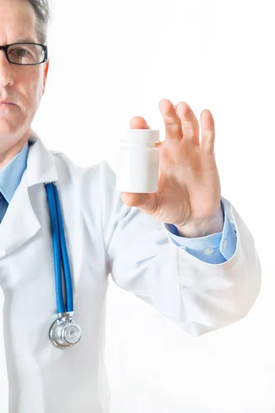 Médico Masculino Com Segurando Garrafa Pílulas Mão Isolado Fundo Branco — Fotografia de Stock