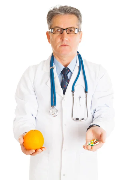 Lekarz Trzymając Pigułki Pomarańczowe Owoce Ręce — Zdjęcie stockowe