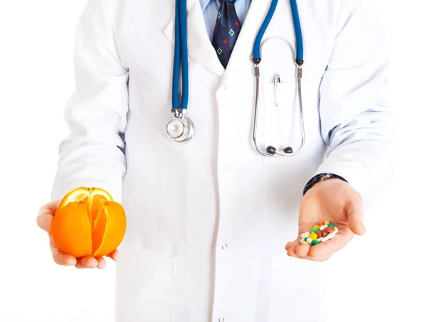 Lekarz Trzymając Pigułki Pomarańczowe Owoce Ręce — Zdjęcie stockowe