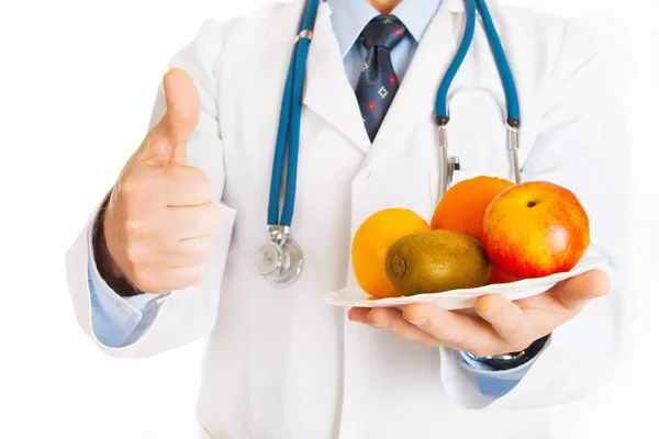 Γιατρός Δείχνει Τον Αντίχειρα Επάνω Και Πλατώ Φρούτα — Φωτογραφία Αρχείου