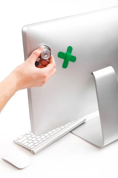 Hand Att Lägga Hand Med Stetoskop Monitor Baksidan Dator Reparation — Stockfoto