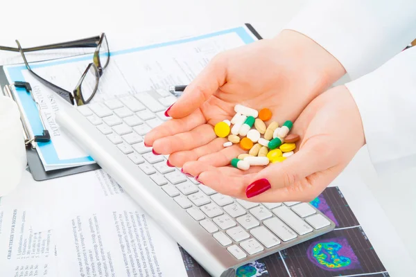 Medico Femminile Che Tiene Pillole Mano Sul Posto Lavoro Primo — Foto Stock