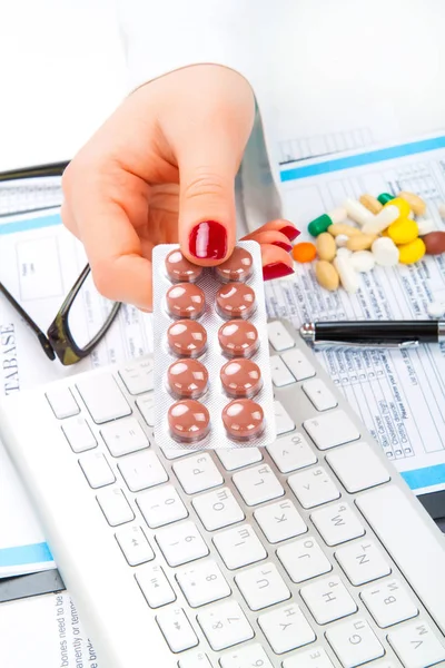 Médico Femenino Sosteniendo Las Tabletas Sobre Lugar Trabajo Primer Plano —  Fotos de Stock