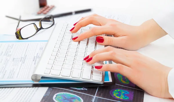 Female Doctor Hands Typing Keyboard Close — Stock Photo, Image