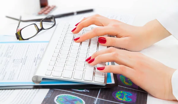 Mãos Médicas Femininas Digitando Teclado Close — Fotografia de Stock