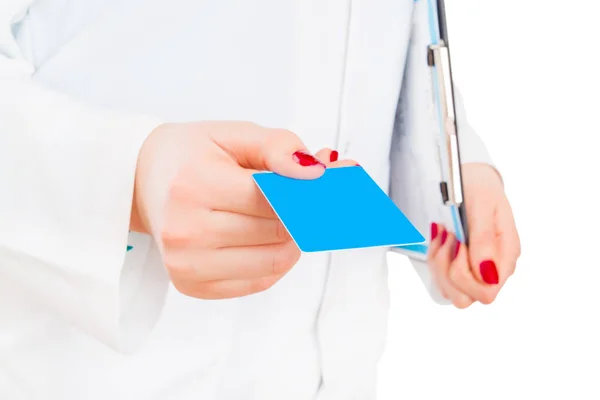 Vrouwelijke Verpleegkundige Geven Lege Blauwe Kaart Close — Stockfoto
