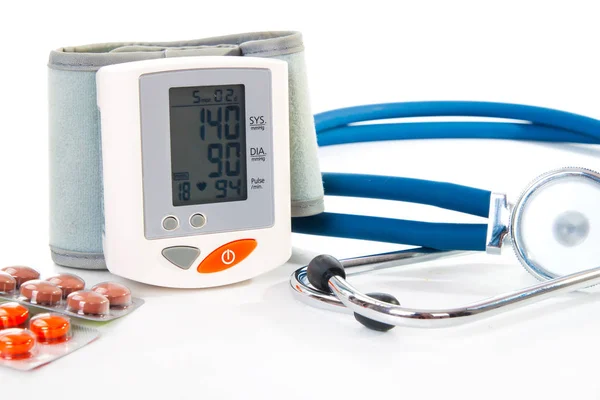 stetoskop ile kan basıncı denetleyicisi ve beyaz arka plan üzerinde izole hapları 