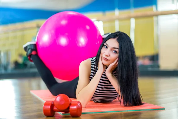 Νεαρή Γυναίκα Σπορ Στο Γυμναστήριο Κάνει Fitness Exerciecess Ροζ Μπάλα — Φωτογραφία Αρχείου