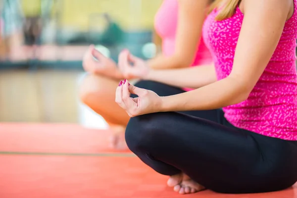 Gençler içeride yoga yapıyor.