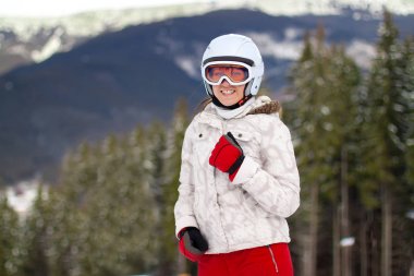 Dağ pist üzerinde bir kadın kayakçı