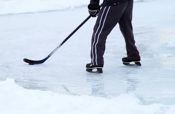 Man Ice Skates Stick Winter Ice Play Hockey — Stock Photo, Image