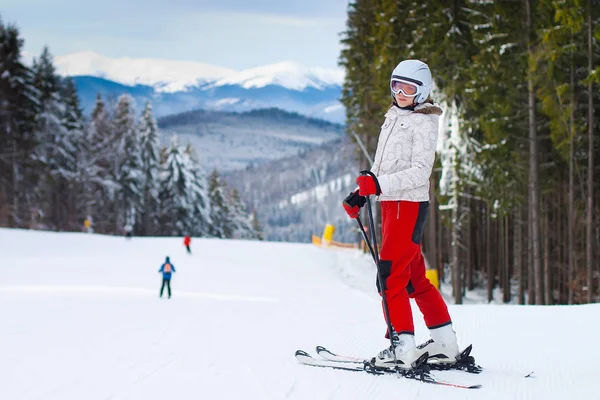 Female Skier Piste Mountain — Stock Photo, Image