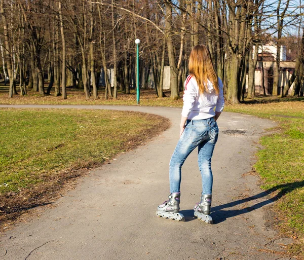 Kolečkové Brusle Krásné Dívčí Nohy Parku — Stock fotografie