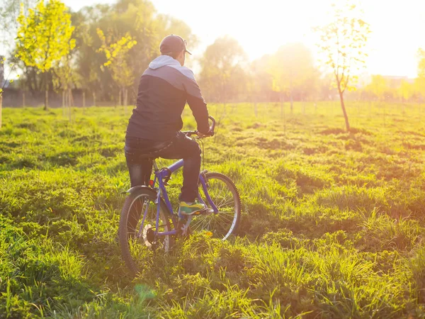 자전거를 초원을 젊은이 — 스톡 사진