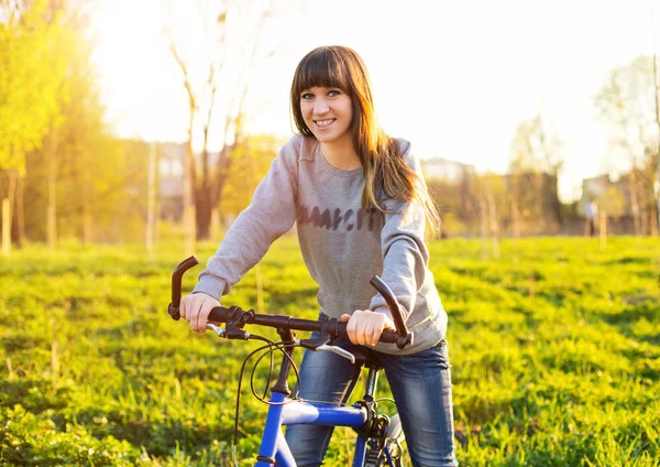 Sorglos Lächelnde Fahrradfahrerin Park Hat Spaß Sommernachmittag Bei Sonnenuntergang — Stockfoto