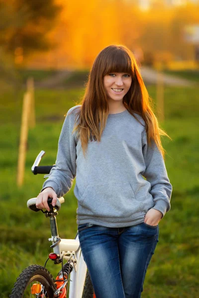 Беззаботная Улыбающаяся Женщина Катающаяся Велосипеде Парке Развлекается Летом Закате — стоковое фото