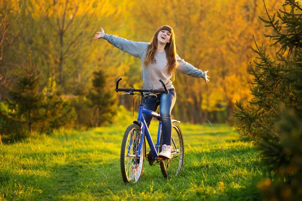 Glückliches Mädchen Mit Ausgestreckten Armen Über Ein Fahrrad Und Blick — Stockfoto