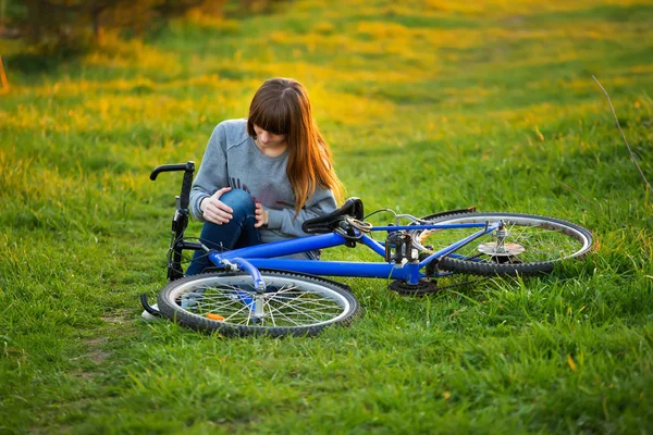 Frau Mit Schmerzen Den Kniegelenken Nach Dem Radfahren Park Bei — Stockfoto