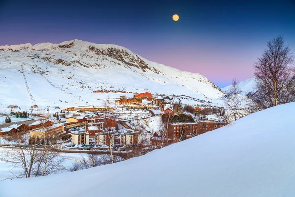 Krásné moonlight a lyžařské středisko ve francouzských Alpách, Evropa — Stock fotografie