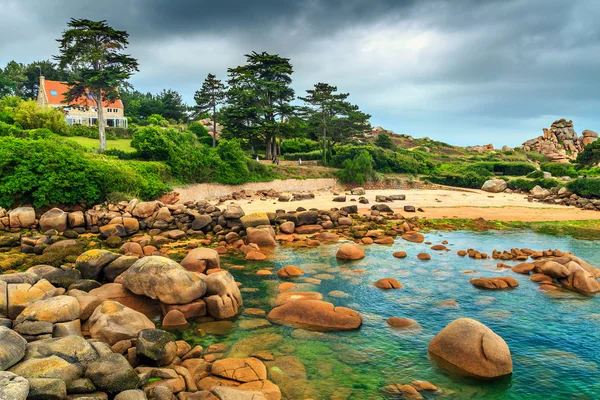 Amazing Atlantic Ocean Coast with granite stones, Perros-Guirec, França — Fotografia de Stock