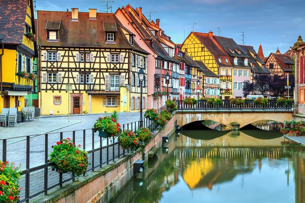 Fachadas típicas de meia-madeira medievais que refletem na água, Colmar, França — Fotografia de Stock