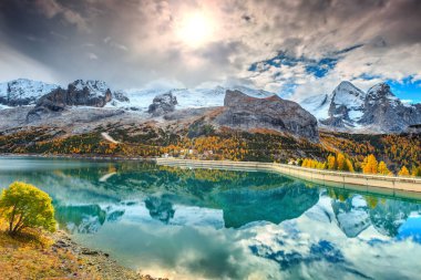 Arka plan, Dolomites, İtalya için karlı zirveleri ile harika dağ gölü