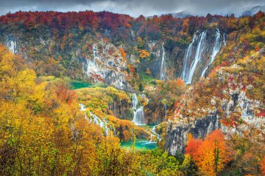 Plitvice Gölleri, Hırvatistan büyülü şelaleler ile muhteşem sonbahar manzara