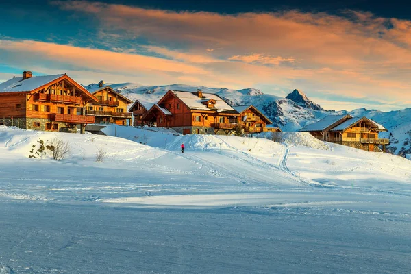 Belo pôr do sol e estância de esqui nos Alpes Franceses, Europa — Fotografia de Stock