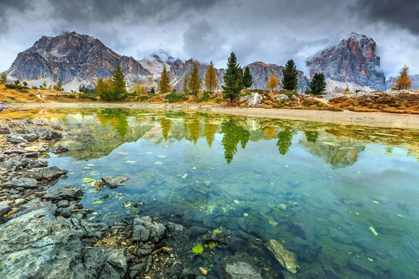 Wonderful alpine lake with misty peaks in background,Dolomites,Italy — Stock Photo, Image