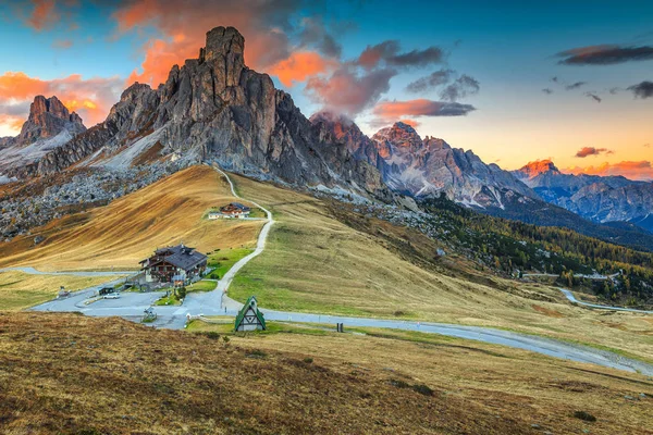 Meraviglioso passo alpino con alte cime sullo sfondo, Dolomiti, Italia — Foto Stock