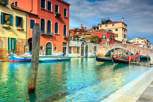 Canal estrecho con góndolas en Venecia, Italia, Europa — Foto de Stock